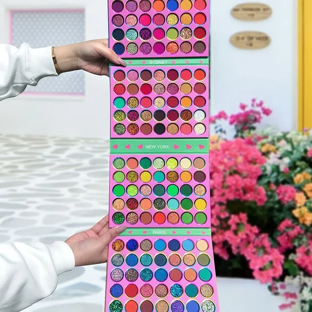 ظلال العيون على شكل كتاب - book eyeshadow