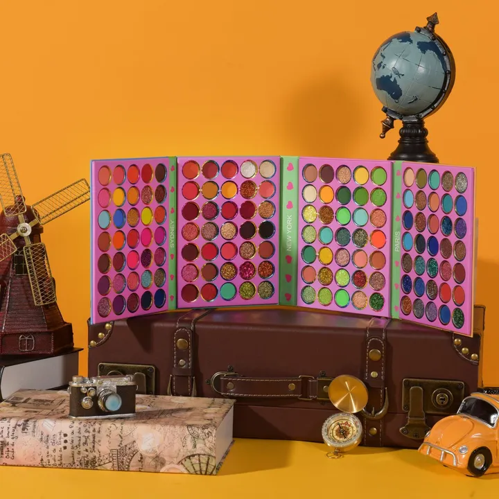 ظلال العيون على شكل كتاب - book eyeshadow